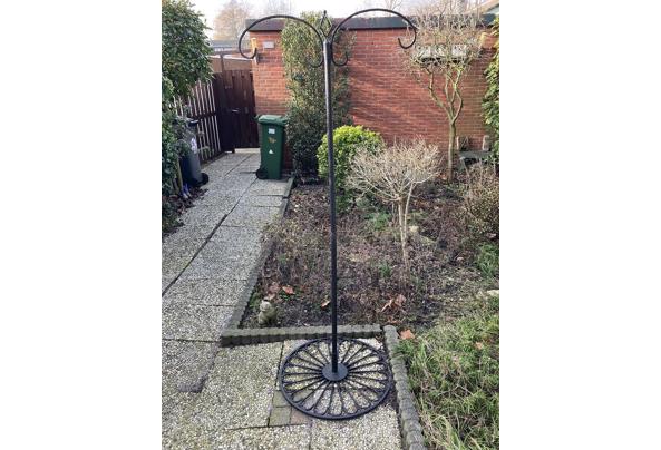 Standaard met voedersilo+kooi, bakjes voor voer, hanger voor vetblok - 048 Standaard met voedersilo+kooi, bakjes voor voer, hanger voor vetblok - 048