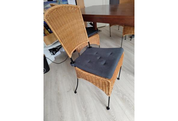 Antiek houten tafel met vier rieten stoelen - IMG_20230506_123037435