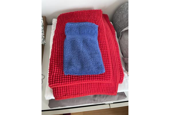 Guest towel + bathroom carpet - C2CF0E57-659B-4EDB-9BAD-39DDB9E7FEF2
