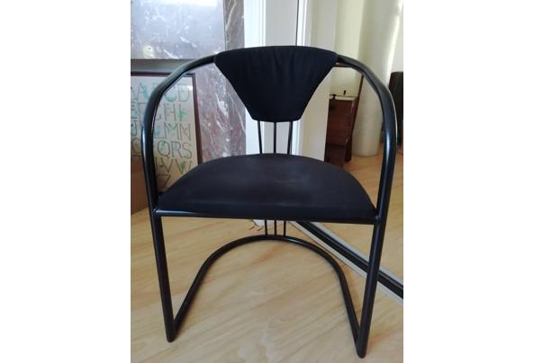 2 zwarte stoelen  - voorkant-zwarte-eetkamerstoel