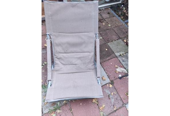 Lig stoel met in 2 jaar in een schuurtje gestaan sporen - 17557088319444388938386145582541