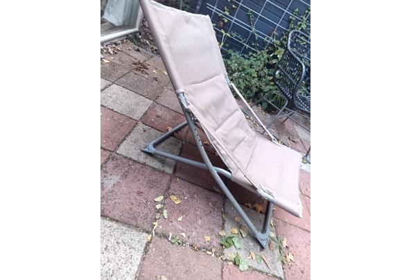 Lig stoel met in 2 jaar in een schuurtje gestaan sporen - 17557088778731212932680779384297