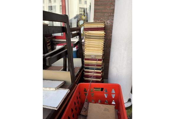 Oud school meubilair  - 83832D3E-78CD-4BCB-880E-3F21CBF87995