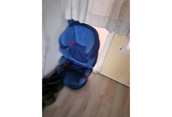 Kleutermeubels,opbergbankje,tafeltje met 2 stoeltjes en autostoel - 20250430_110541