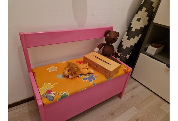 Kleutermeubels,opbergbankje,tafeltje met 2 stoeltjes en autostoel - 20250430_110733