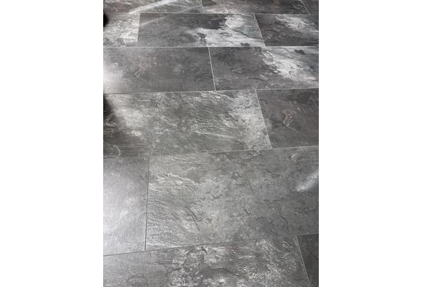 📢 GRATIS AF TE HALEN IN VLEUTEN: Ca. 60 m² kliklaminaat (donkere tegellook) 📢 - image