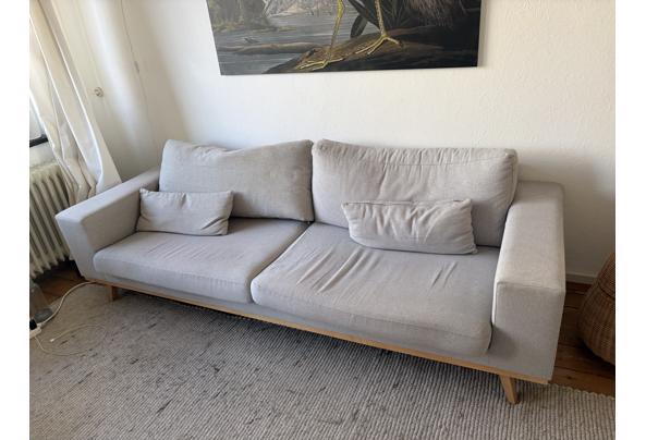 Nous living 3-zitsbank torino, grijs met houten poten - IMG_5092