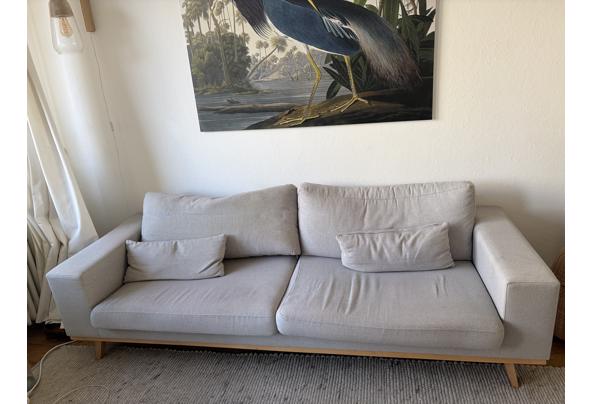 Nous living 3-zitsbank torino, grijs met houten poten - IMG_5093