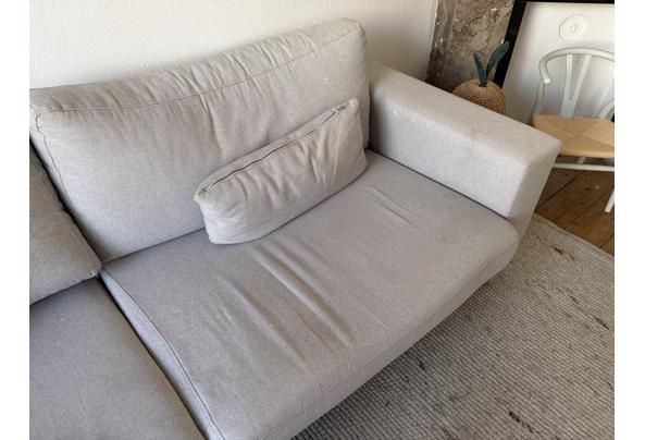 Nous living 3-zitsbank torino, grijs met houten poten - IMG_5094