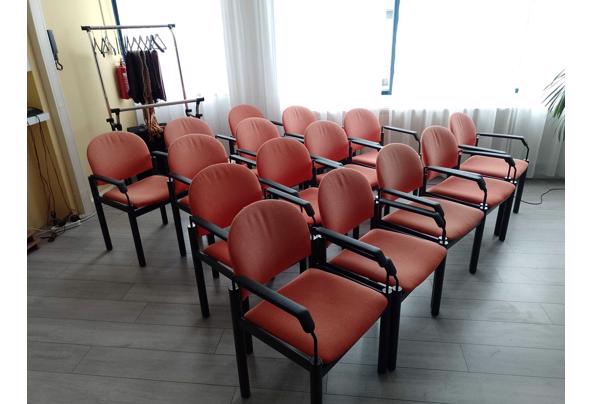 15 stevige oranje stoelen  - 06063cda-7d4a-4509-befe-6743ee38d012