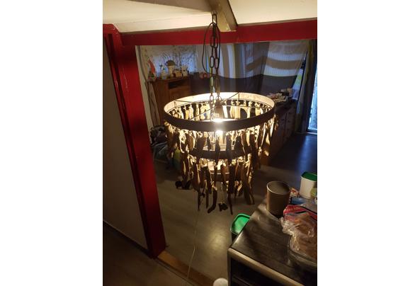 Robuste metalen hanglamp met houtsnippers - 20250605_205620