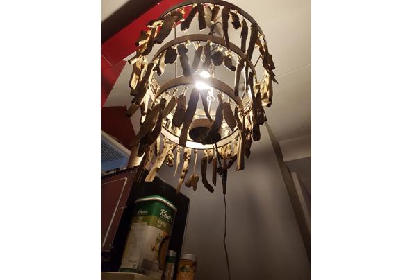 Robuste metalen hanglamp met houtsnippers - 20250605_205652