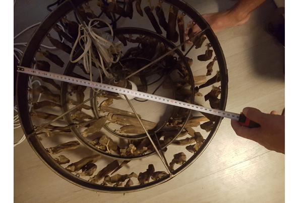 Robuste metalen hanglamp met houtsnippers - 20250605_205852