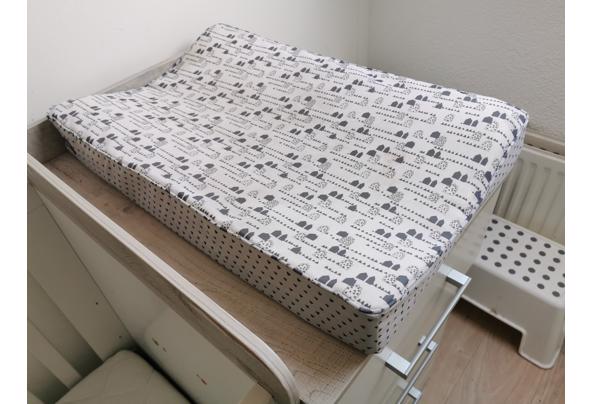 Ledikant incl verschoonplek, matras en andere benodigdheden - IMG_20251126_090025