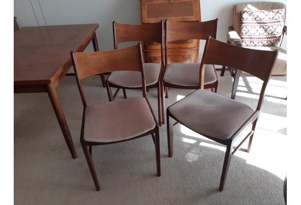 Uitschuifbare tafel met 4 stoelen - 20230924_145835 Uitschuifbare tafel met 4 stoelen - 20230924_145835