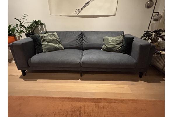 Driezits bank met net nieuwe hoezen - IMG_1877