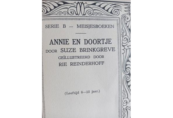 drie ouderwetse gebonden meisjesboeken - titelblad-Annie-en-Doortje