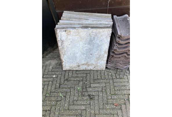 Af te halen, er liggen bakstenen, stoeptegels, dakpannen en tuin ornament - IMG_0022