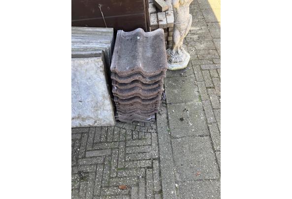 Af te halen, er liggen bakstenen, stoeptegels, dakpannen en tuin ornament - IMG_0023