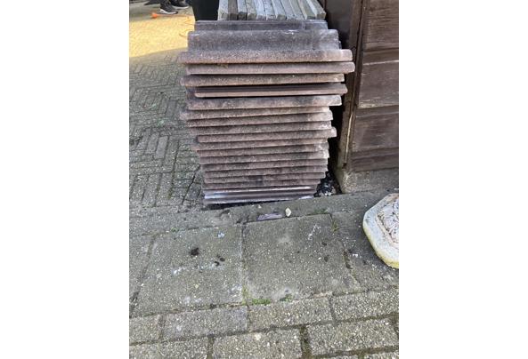 Af te halen, er liggen bakstenen, stoeptegels, dakpannen en tuin ornament - IMG_0024