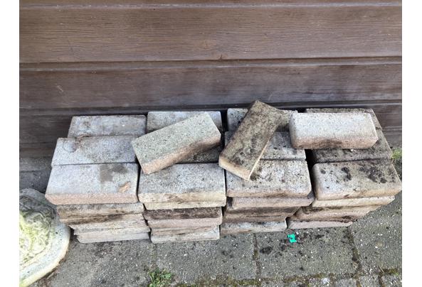 Af te halen, er liggen bakstenen, stoeptegels, dakpannen en tuin ornament - IMG_0027