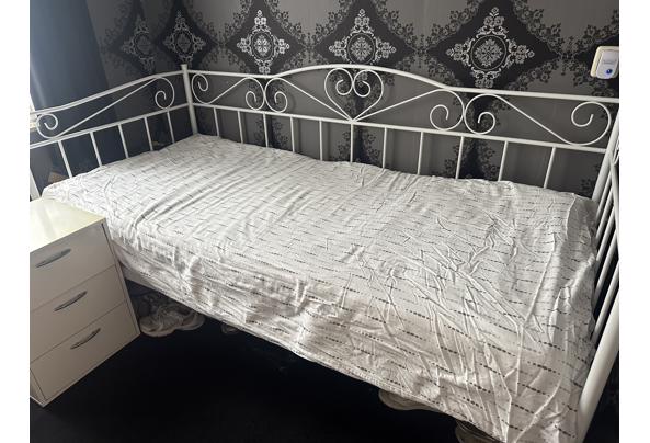 Eénpersoons wit stalen bed incl matras - IMG_3790