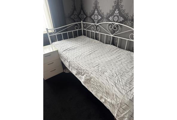 Eénpersoons wit stalen bed incl matras - IMG_3791