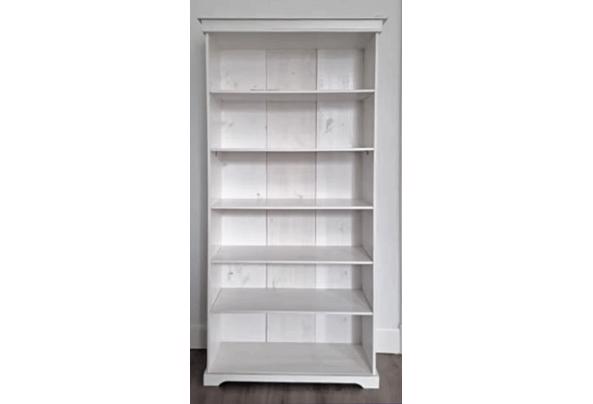 2 identieke whitewash massief houten boekenkasten - kast1