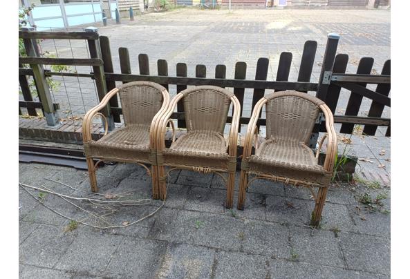 3 kunststof vlechtwerk stoelen gratis af te halen - IMG20260825081340