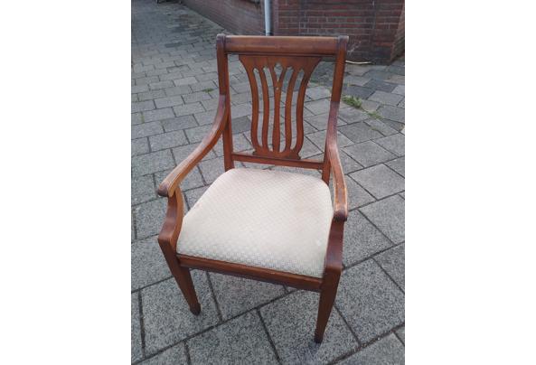 Antieke houten stoel in goede staat - 17869709178962001402651524117954