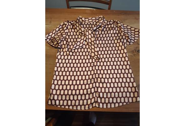 blouse kapmouwtjes zacht roze geometrisch patroon - 20220701_081500