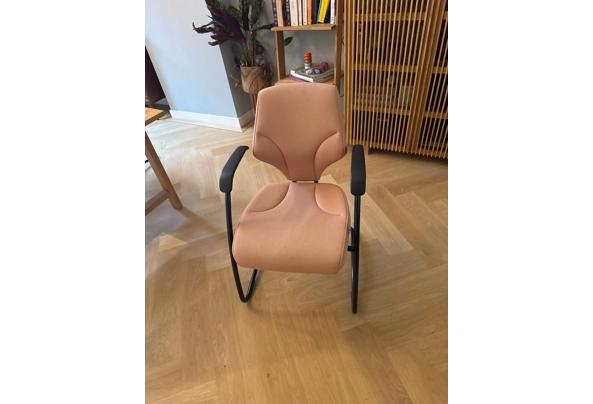 5 GRATIS roze eetkamer en/of kantoor stoelen. Set bestaat uit twee stijlen stoelen.  2 stoelen stijl eerste twee fotos (gestreept design)  3 stoelen stijl laatste twee fotos  Zitten erg comfertabel   ALS SET OPHALEN! - photo_2024-10-01-15-15-13