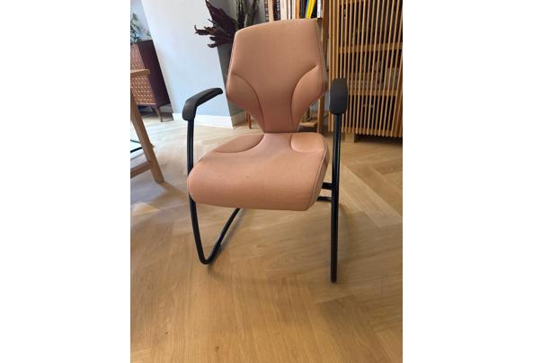 5 GRATIS roze eetkamer en/of kantoor stoelen. Set bestaat uit twee stijlen stoelen.  2 stoelen stijl eerste twee fotos (gestreept design)  3 stoelen stijl laatste twee fotos  Zitten erg comfertabel   ALS SET OPHALEN! - photo_2024-10-01-15-15-14