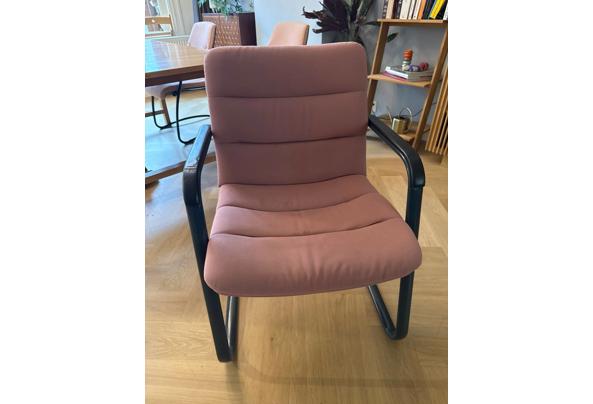 5 GRATIS roze eetkamer en/of kantoor stoelen. Set bestaat uit twee stijlen stoelen.  2 stoelen stijl eerste twee fotos (gestreept design)  3 stoelen stijl laatste twee fotos  Zitten erg comfertabel   ALS SET OPHALEN! - photo_2024-10-01-15-15-15