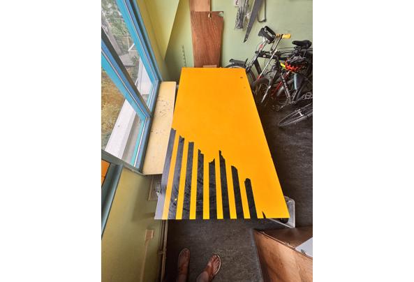 Stevige tafel met sfeervol tafelblad - tafel-b