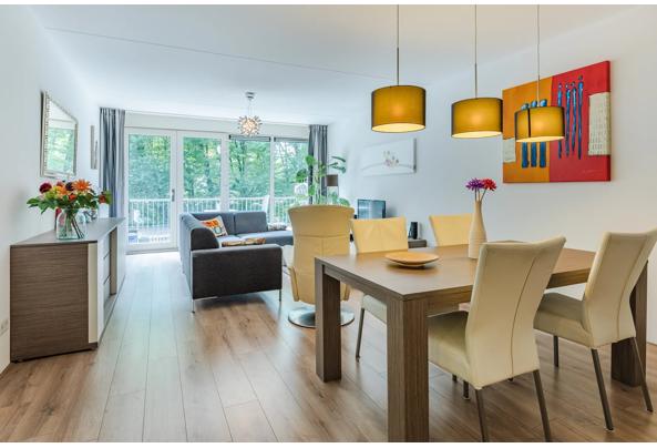 Eettafel met stoelen - 309_2160