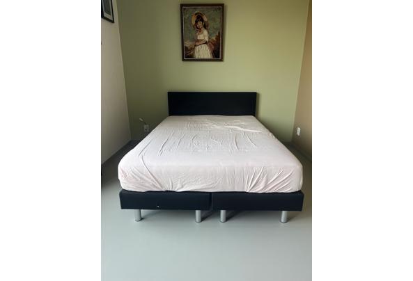 Zwart bed met achterplaat van stof - IMG_4952