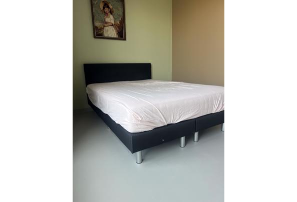 Zwart bed met achterplaat van stof - IMG_4953