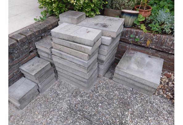 ongeveer 6m2 beton tegels voor kelin terrasje, band langs de muur of paadje - 20230916_191406