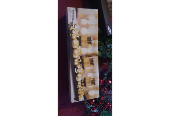 Diverse kerstspullen en kerstversieringen en kerstboom. - 20251107_130728