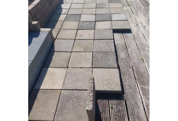 53 stoeptegels 30x30x4,5 liggen te wachten - 20250922_160155