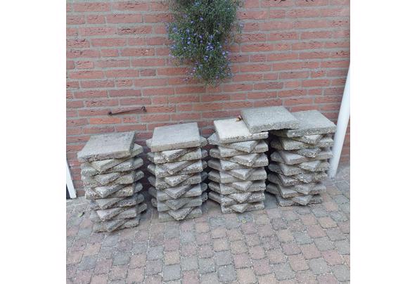 53 stoeptegels 30x30x4,5 liggen te wachten - 20250924_180451