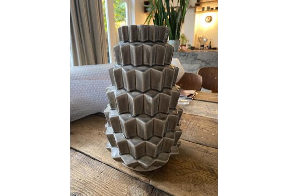 Grote grijze aardewerken vaas - image