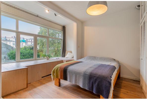 Stevig houten podium - perfect DIY / reuse project - bedroom-copy