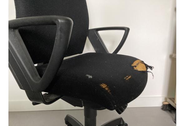 Zwarte bureaustoel, stoffering beschadigd - 6A5606E5-552F-473F-94D9-DE49D0061B00