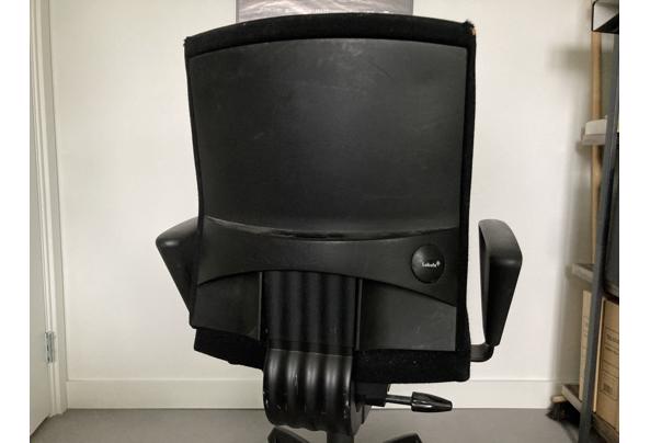 Zwarte bureaustoel, stoffering beschadigd - CE94C5B4-11BB-4460-ACA2-4C11F3A1A119