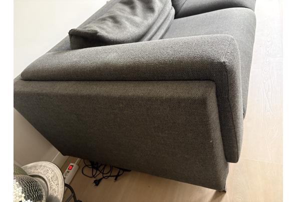 Grijze bank met chaise longue - 2026-04-13-18-36-32