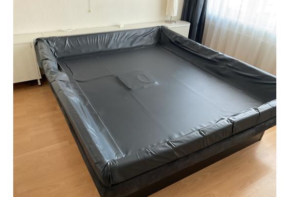 Waterbedombouw met hoofeind en nachtkastjes - Bedombouw-en-de-nachtkastjes