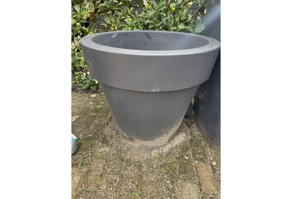 Grote grijze Elho pot met inhoud ( aarde en hydrokorrels - IMG_5923