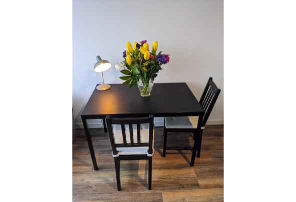 Ikea set van houten zwarte eettafel met 2 eetkamerstoelen  - 60BDFDDE-F078-41ED-84D8-9C87E4041301